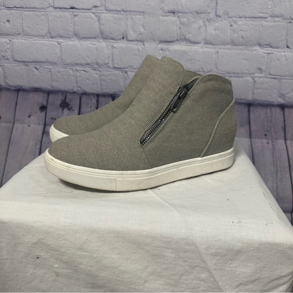 Cushionaire Shoes - Stylish Gray Women's Wedge Sneakers